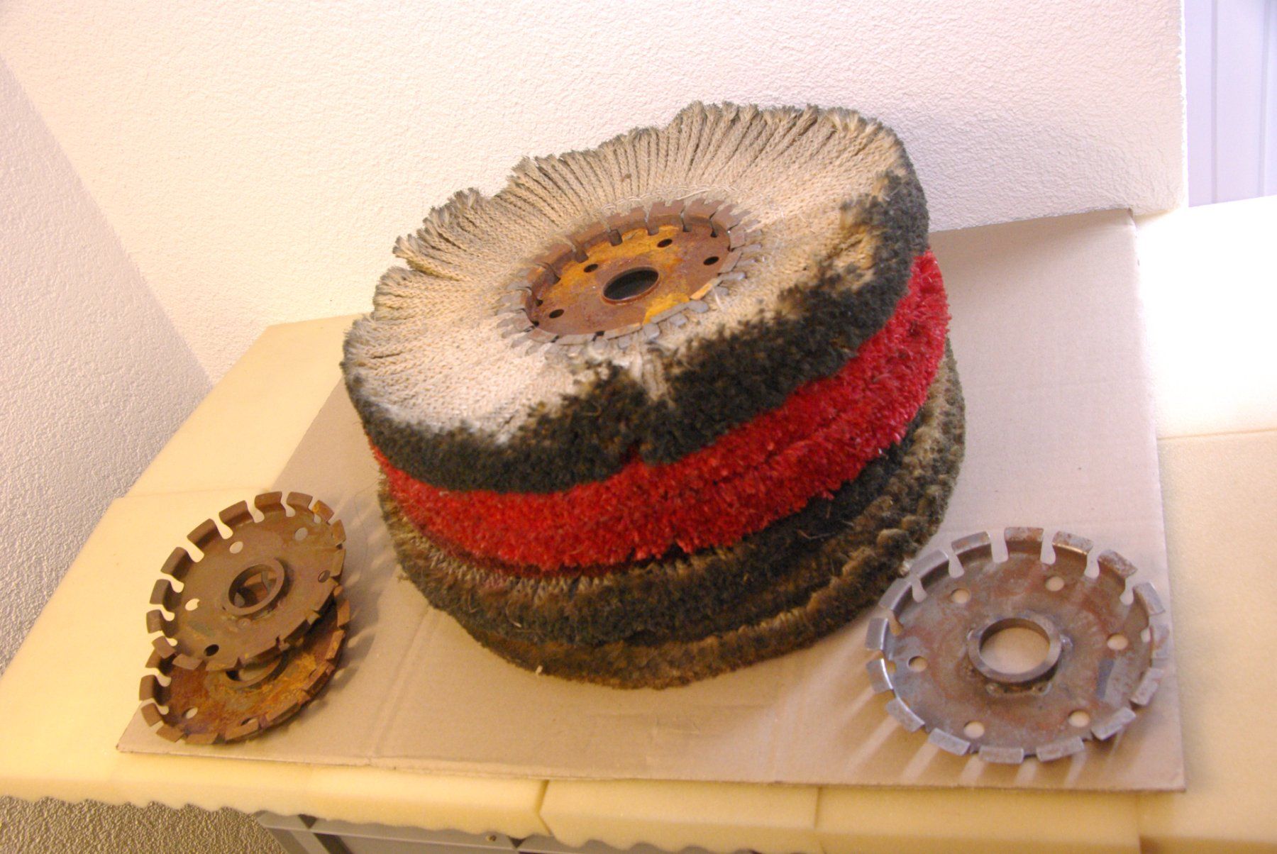Altro per la casa: Grosse Tierbürsten mit metall Aufnahmen – Usato da Herisau venduto da Cevianer1844 1