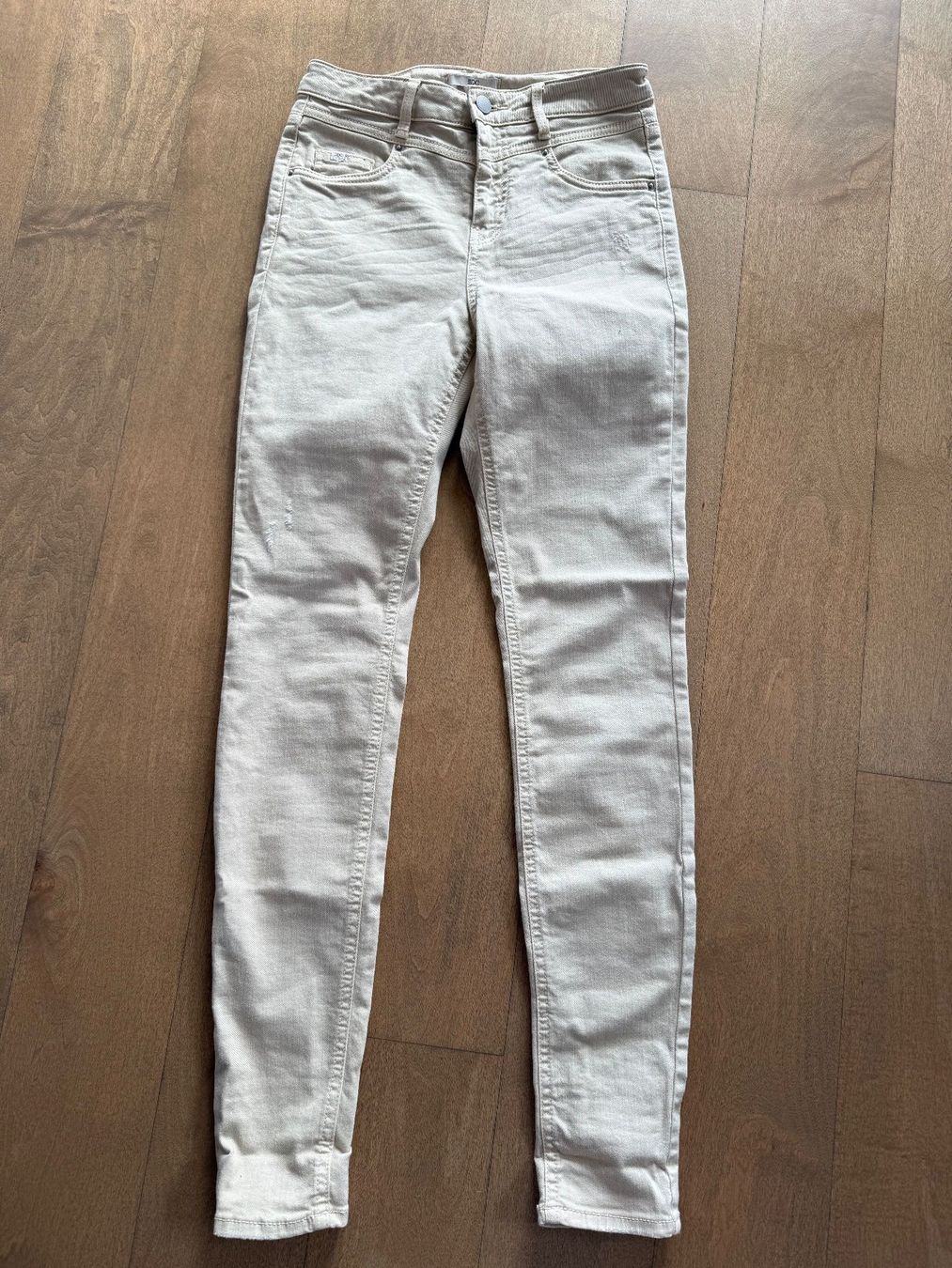Esprit Jeans: EDC by ESPRIT - hellbeige Jeans mit Used-Effekten Gr. 27/32 – Usato da Meilen venduto da kleisi01