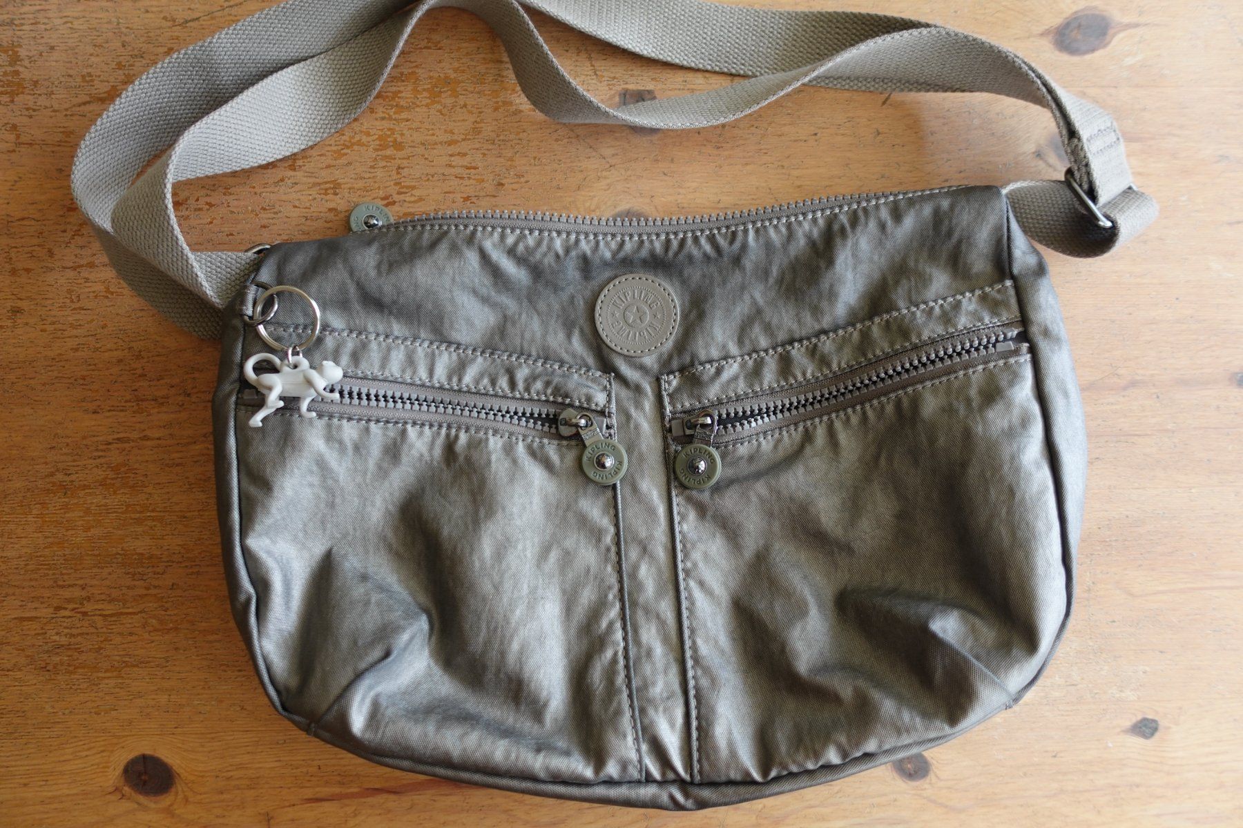 Kipling Taschen: Kipling Tasche gebraucht | Grau – Gebraucht aus Ettiswil von maimaiswiss