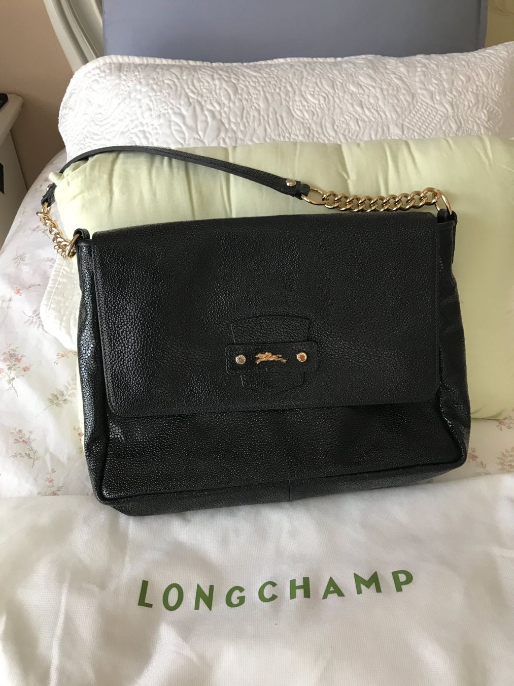 Longchamp Taschen für Damen: Longchamp Schultertasche schwarz-golden – Gebraucht aus Muttenz von einfach-schoen