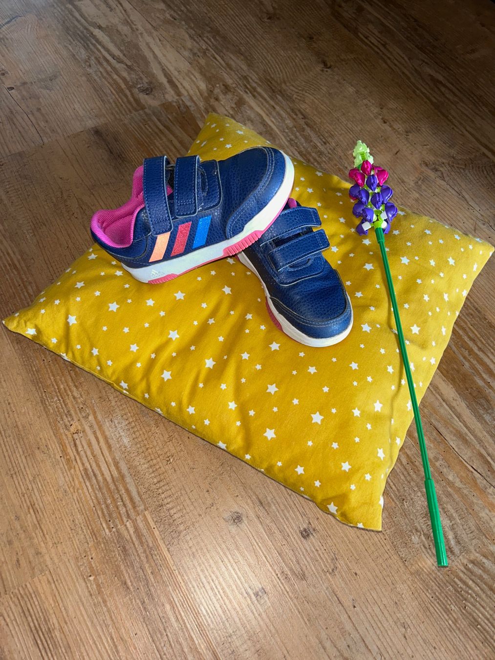 Adidas Chaussures filles: Sneaker Adidas 26.5 - neuwertig – D'occasion à Safenwil par 2hand_aber_wertvoll 1
