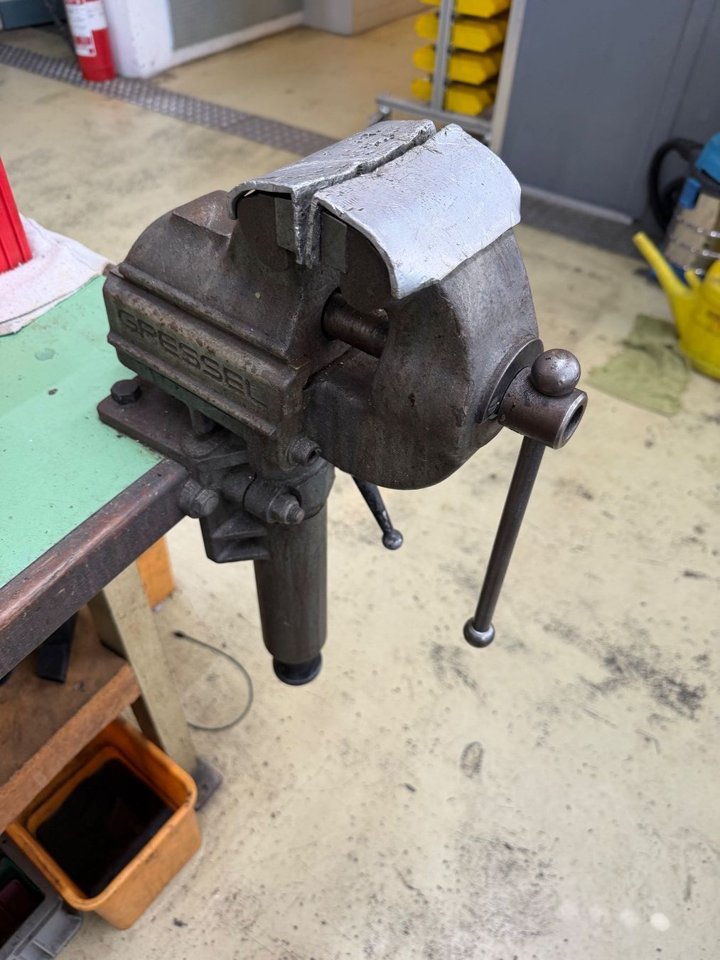 Gressel Tutti gli attrezzi: Gressel Schraubstock mit Lift – Usato da Selzach venduto da Pbidu 2
