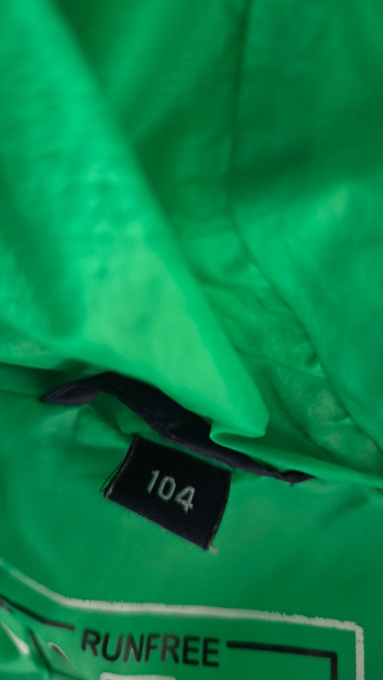 Lotti di vestiti: 2 Anoraks / doudounes, taille 104 - PN: CHF 74.95 – Usato da Goumoens-la-Ville venduto da cfaIII 4