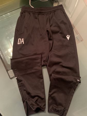 Macron Trainingshose schwarz Groesse XS mit Initialen DA