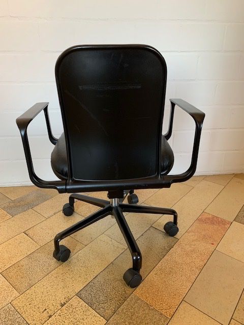Stühle: Chaise de bureau pivotant en cuir noir – Gebraucht aus Fribourg von Jid 1