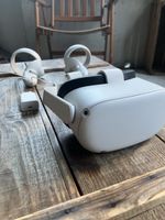 VR Brille Meta Quest 2 mit Case, Controllern und Ladegerät