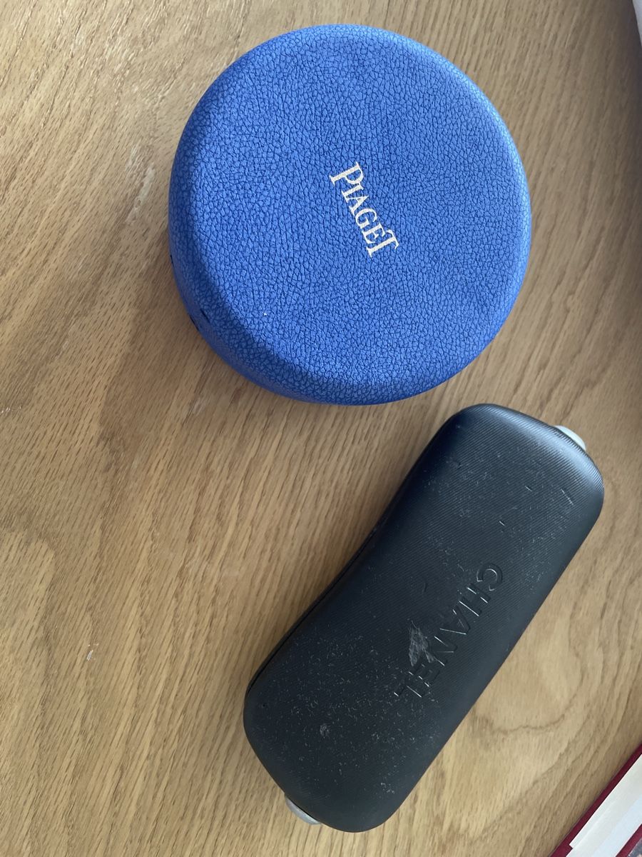 Vitrinen: Chanel glasses case and Piaget box – Defekt aus Neuchatel von shi_9fzw