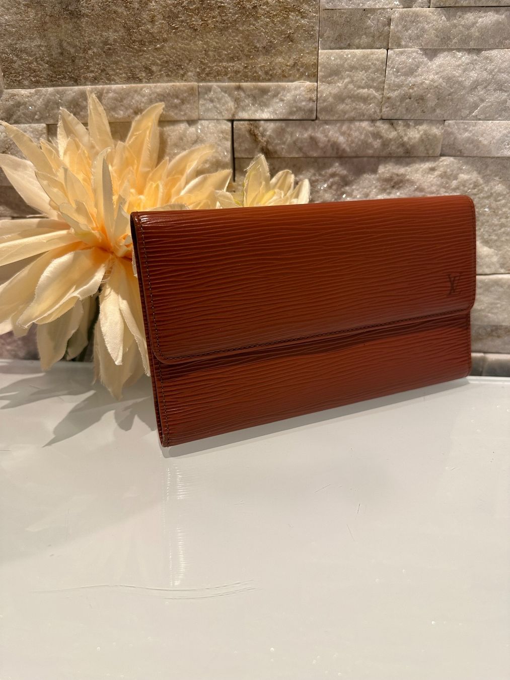 Louis Vuitton Portamonete: Louis Vuitton Long Wallet Epi - Nr. 893 – Usato da Hittnau venduto da LuxAndMore