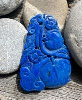 Geschnitzter Anhänger / Medaillon aus Lapislazuli