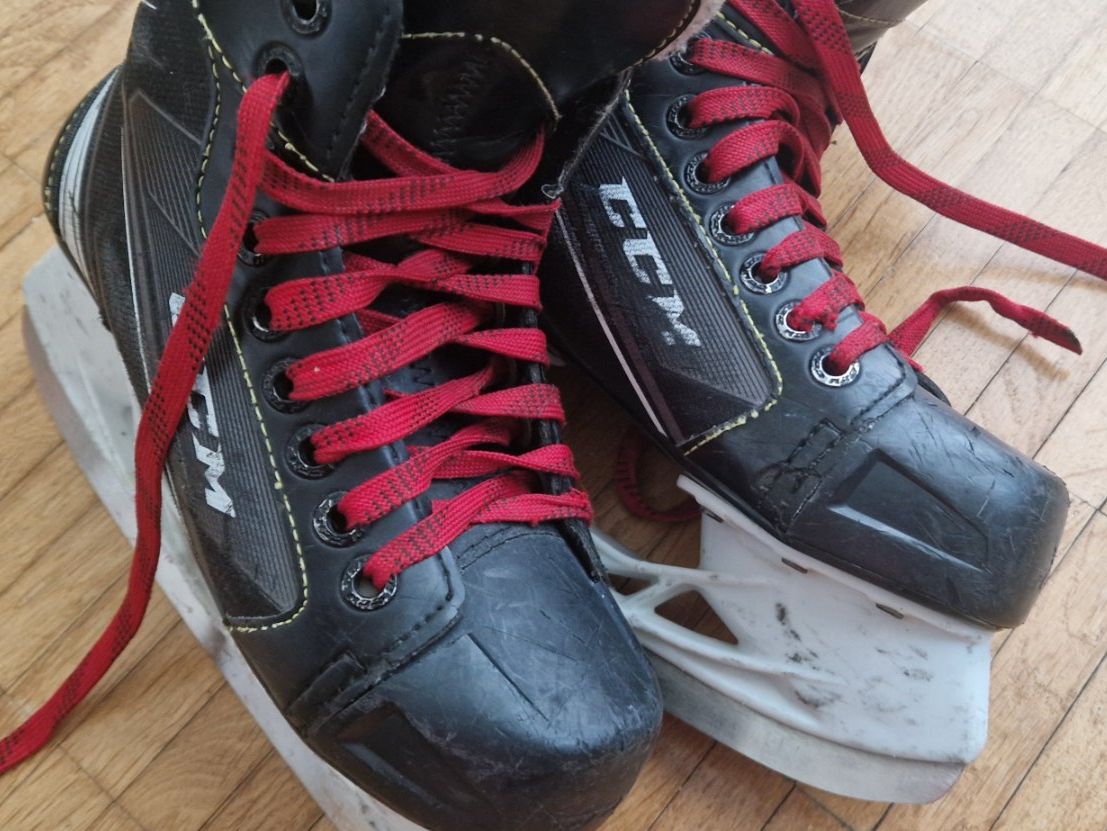 Ccm Pattini da ghiaccio: Eishockey-Schlittschuhe Gr.34 – Usato da Luzern venduto da Prusil 1