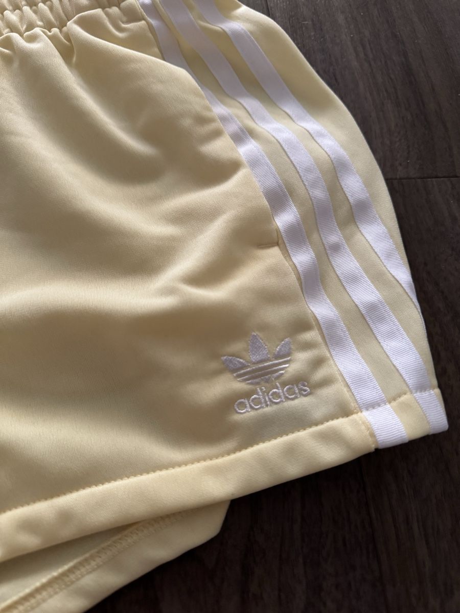 Adidas Pantaloni: YELLOW ADIDAS SHORTS💛 – Nuovo (secondo la descrizione) da Dietikon venduto da athiinax 1