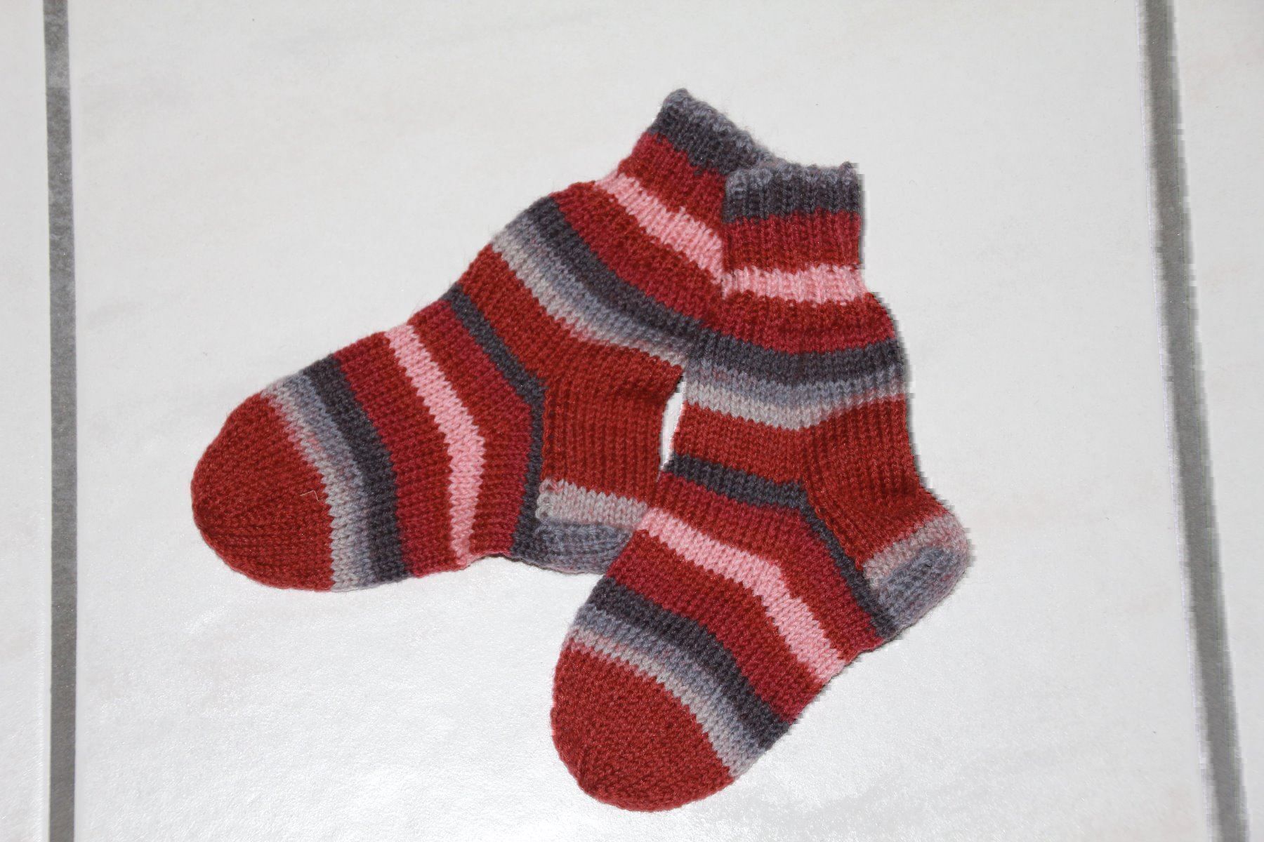Calze per bambini: Handgestrickte Kindersocken Grösse 22/23 – Nuovo e nell'imballaggio originale da Wallenwil venduto da Sahron