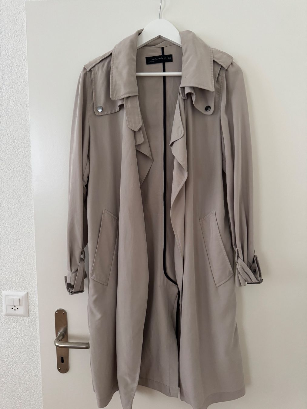 Zara Cappotti: Trench Zara beige clair, taille S, style fluide – Usato da Adliswil venduto da sskb