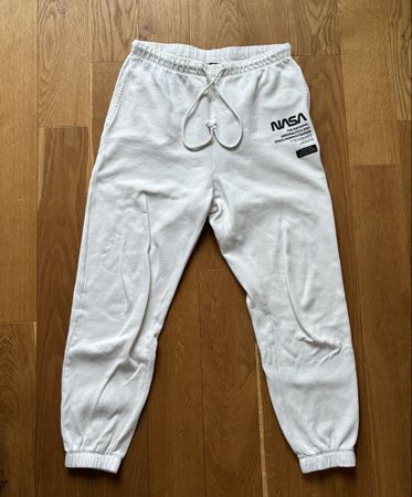 weisse Trainerhose mit NASA Aufdruck