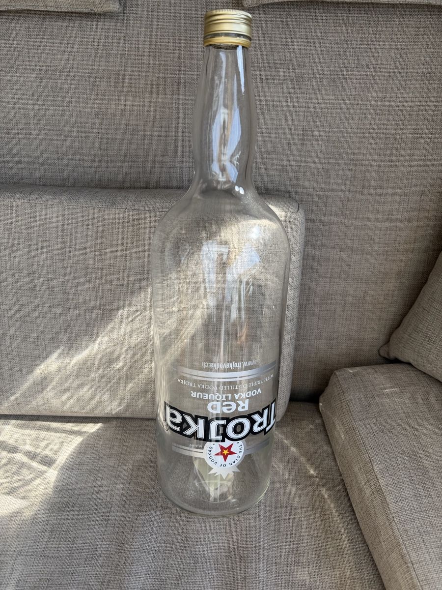 Altro: 4.5 Liter Troyka Vodka Flasche – Usato da Stäfa venduto da Mpower0 1