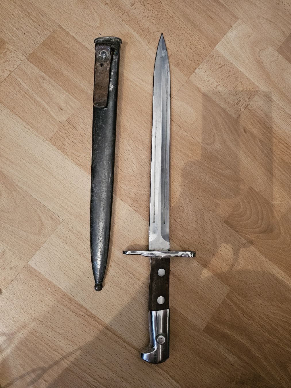 Schweizer Armee Armi bianche: ​2 Schweizer Bajonette Modell 1918 mit Scheide – Usato da Seuzach venduto da hwulf 3