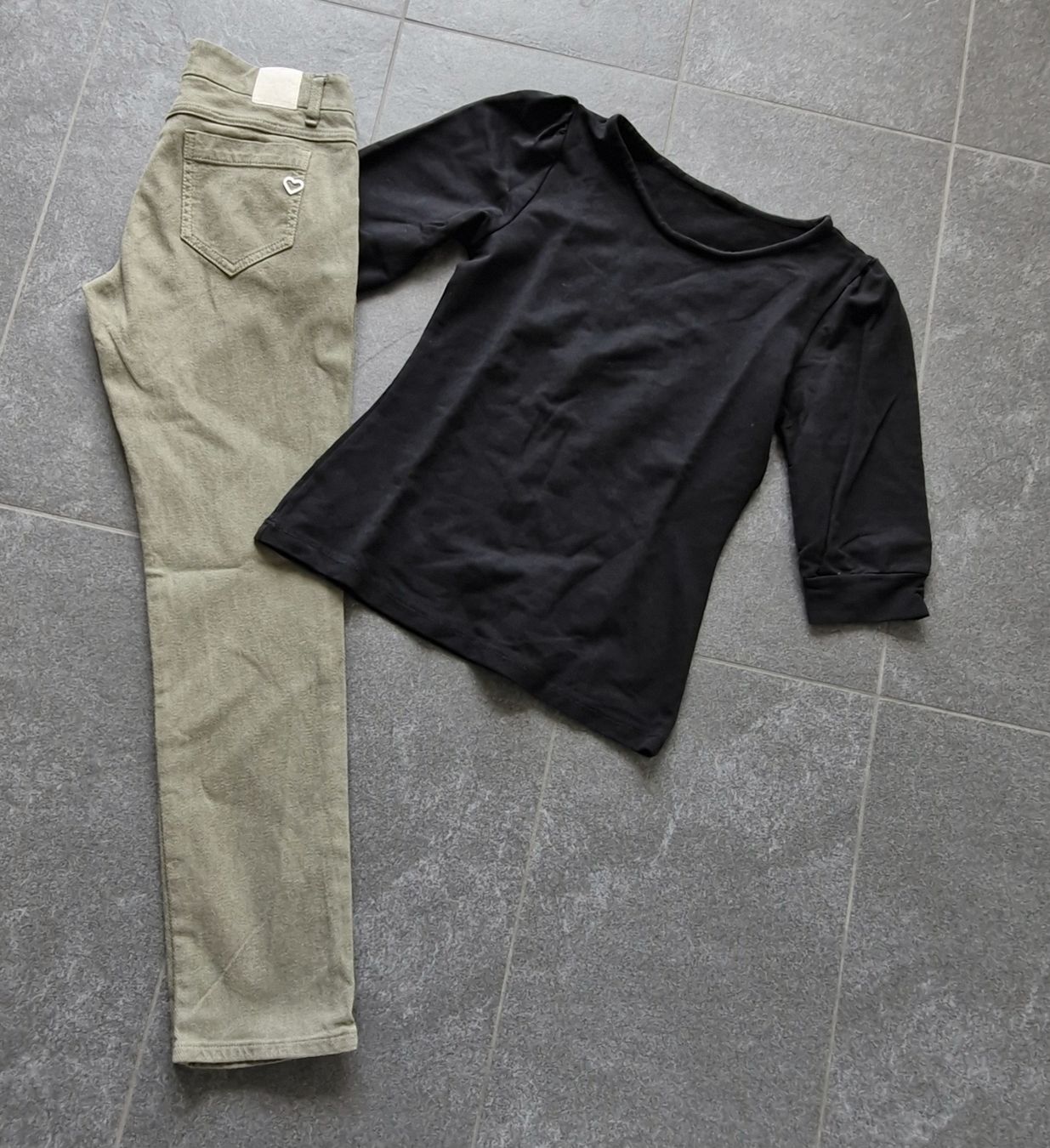 Lotti di vestiti: Set Hose Please Jeans und Top mit Puffärmeln – Nuovo (secondo la descrizione) da Köniz venduto da Highlow