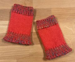 Handgestrickte rosa Pulswärmer mit buntem Muster 🎨 - NEU