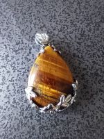 Recht grosser, floraler Anhänger mit Tigerauge