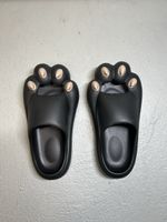 Schwarze Fuss-förmige Slides, Grösse 43-44, neu!