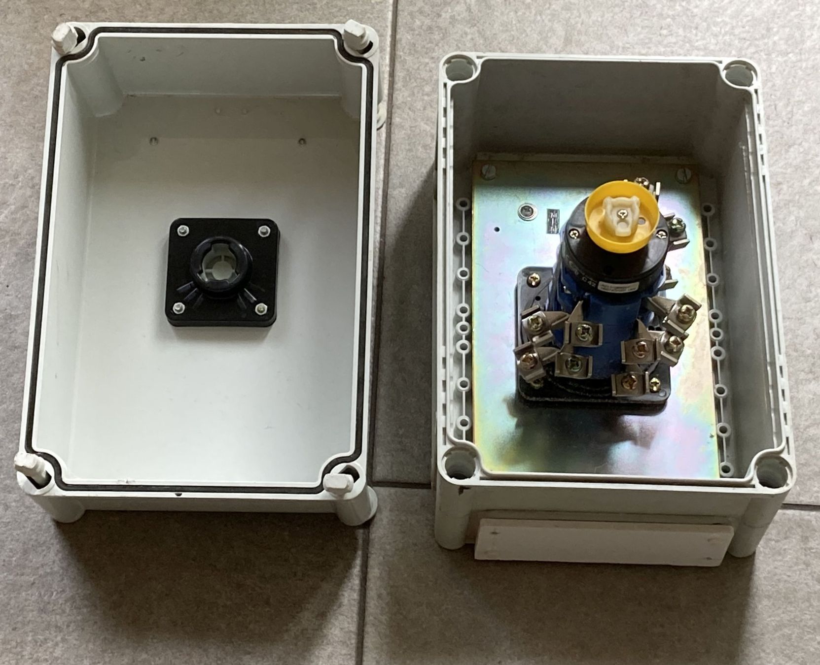 Interruttori: Schaltkasten (mit Schalter) – Usato da Belp venduto da Maetthu 2