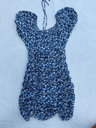 Robe bleue à fleurs blanches et manches bouffantes T.S