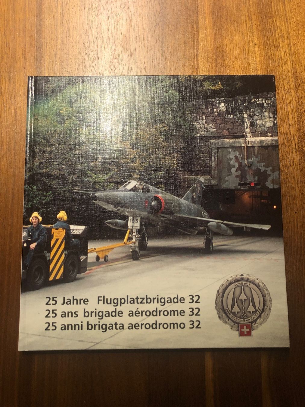 Libri: 25 Jahre Flugplatzbrigade 32 – Usato da Bern venduto da Boox