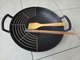 Wok mit Zubehör aus Gusseisen, selten gebraucht