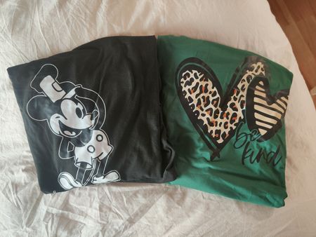 2 Kleider mit Mickey Mouse Motiv und Herz