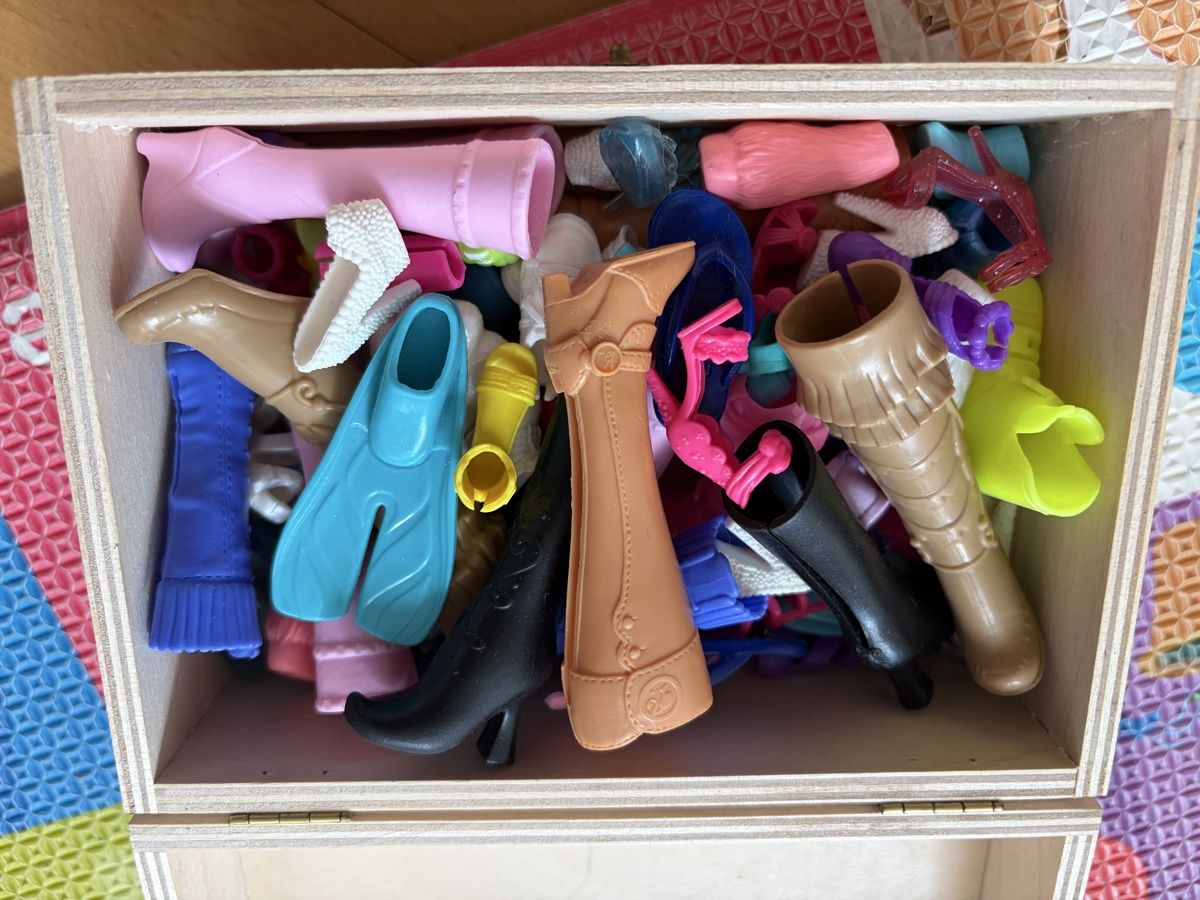 Giocattoli: Riesiges Barbiepaket  – Usato da Herisau venduto da verkaufen75 9