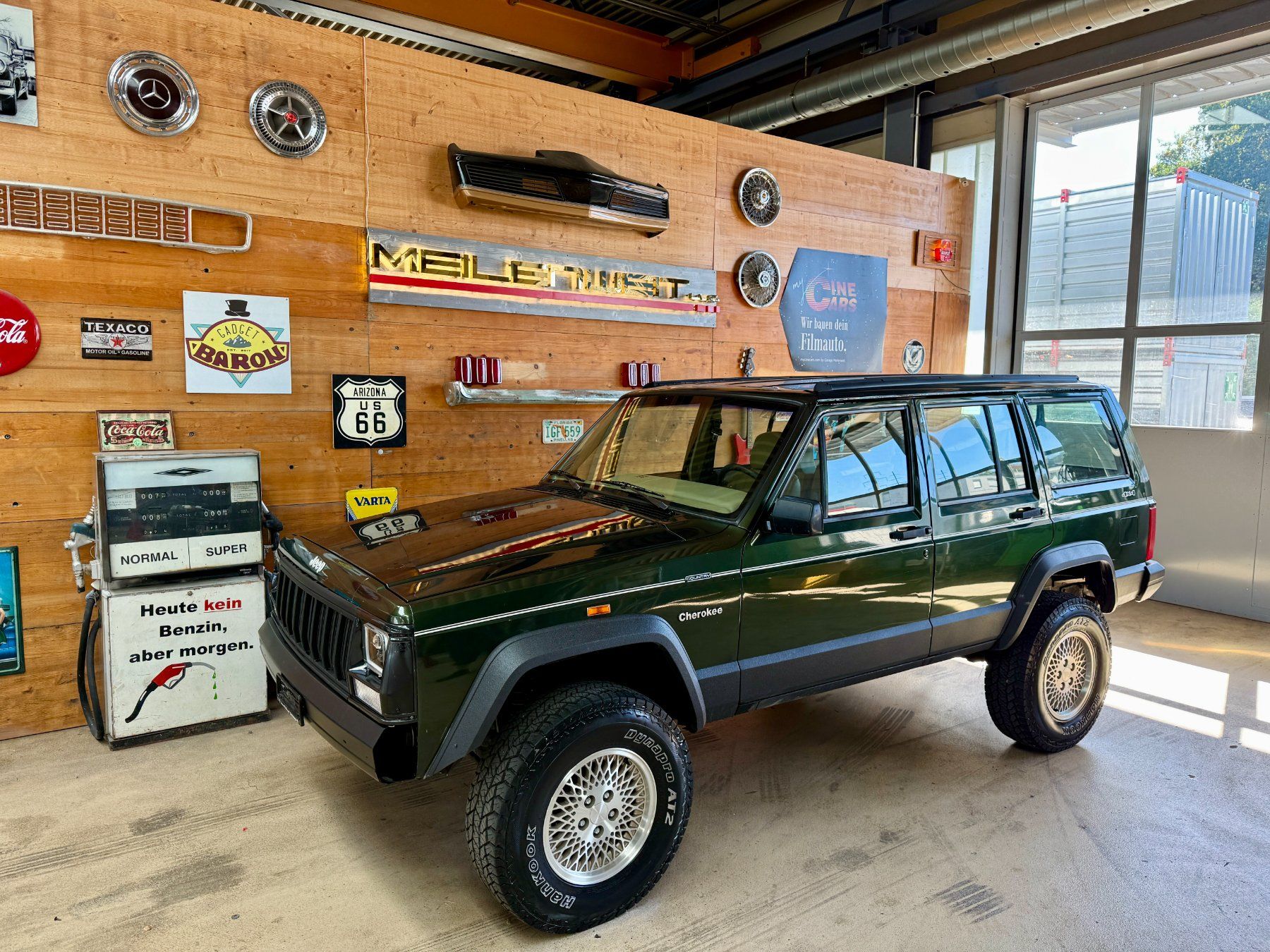 Jeep Automobili: Jeep Cherokee 4.0 XJ – Usato da Gretzenbach venduto da GarageMeilenweit