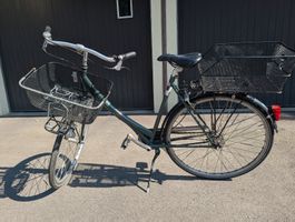 City Bike in grün mit zwei Körbchen, gebraucht