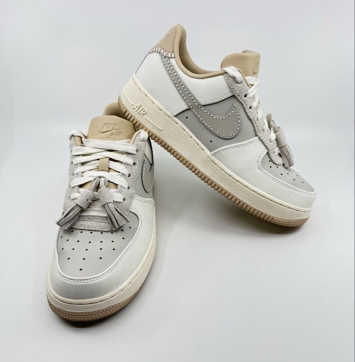 Nike Scarpe da donna: Nike Air Force 1 Low Light Bone Suede Tassels Gr.38,5 – Usato da Herisau venduto da Seyashop1