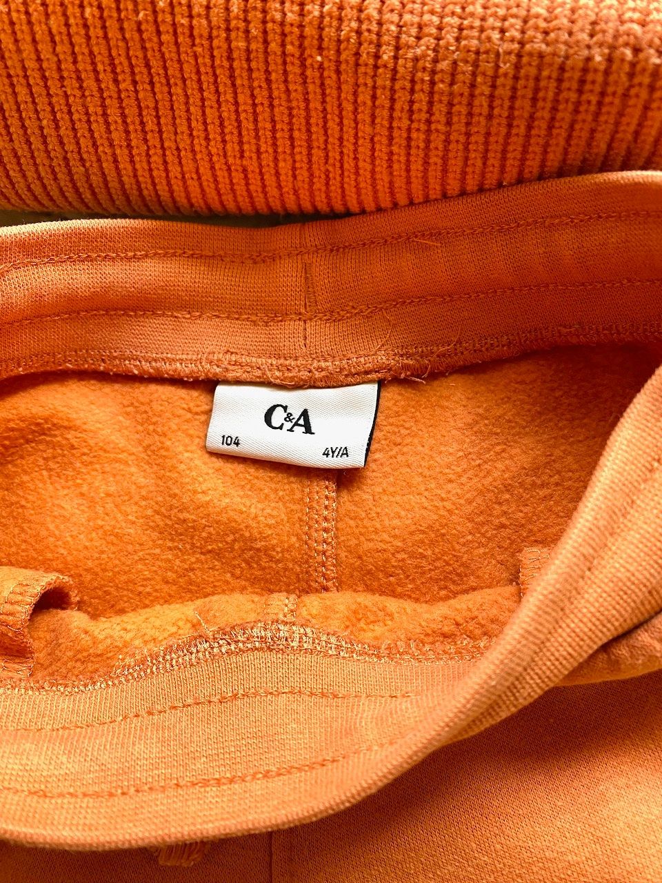 C&A Kleiderpakete & -sets: Mädchen Jogginghose und Pullover in Gr. 104 von C+A – Gebraucht aus Uster von ros_pym8 3