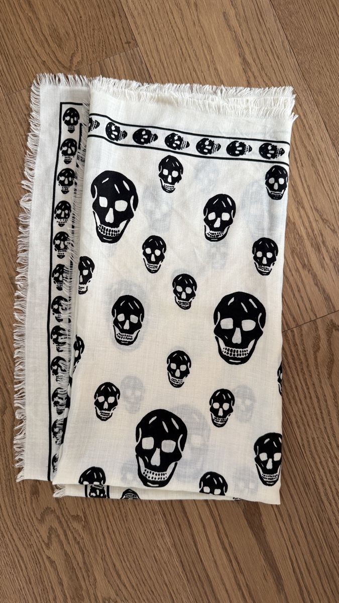 Alexander Mcqueen Foulard & Sciarpe: Alexander McQueen Seidenschal – Nuovo (secondo la descrizione) da Wollerau venduto da FlavianM 2