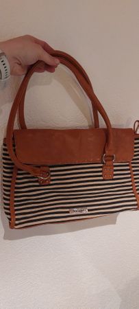 Graceland Handtasche gestreift, rot gefüttert.