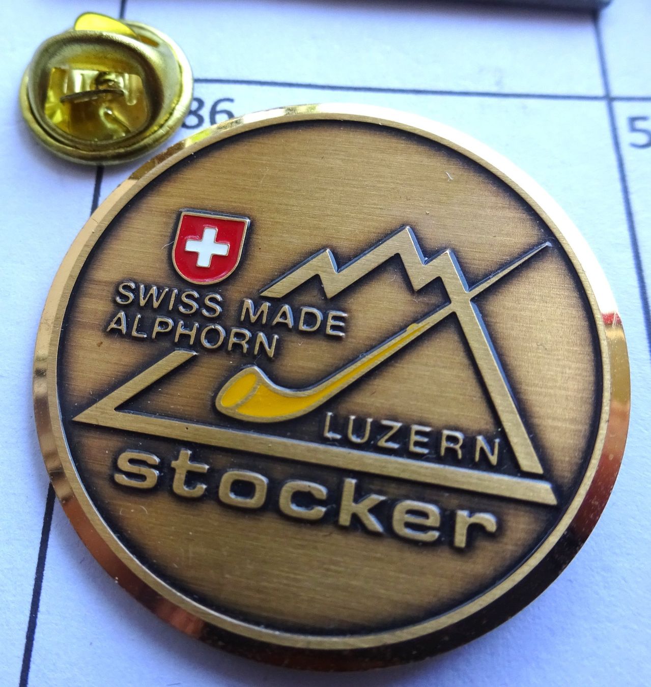 Plaquettes & Badges: Pin  STOCKER Luzern Alphorn Made – D'occasion à Utzenstorf par BUtter81