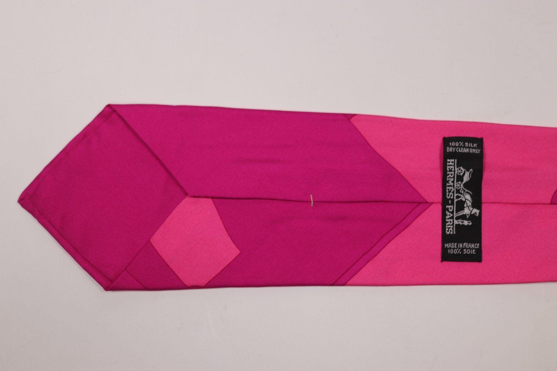 Hermès Cravatte: Hermès Pink Silk Tie - Hermes Seidenkrawatte – Usato da Hombrechtikon venduto da BAZ-Vintage 1