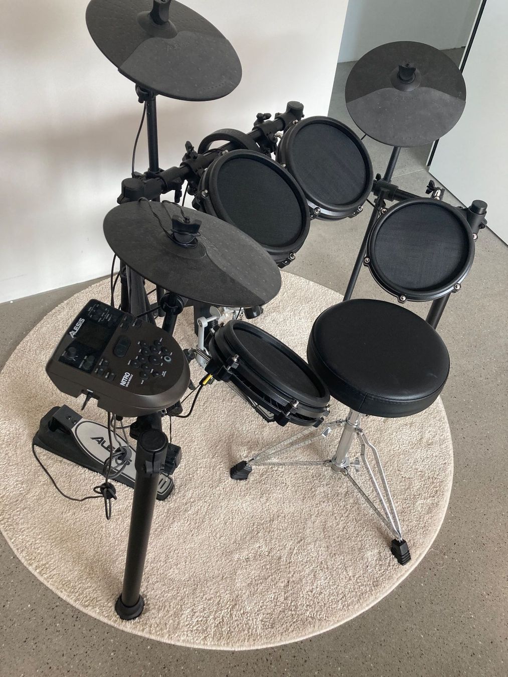 Alesis Instruments de musique: Alesis Nitro Mesh E-Drum Set mit Hocker etc / guter Zustand – D'occasion à Neuenkirch par Dondoca 2