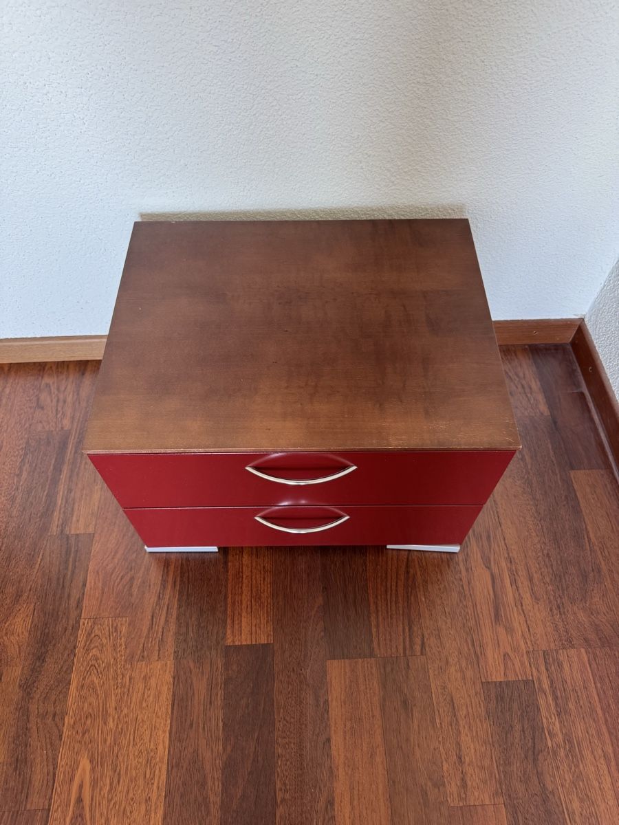 Comodini: Nachttisch / Kommode rot-braun mit 2 Schubladen – Usato da Altendorf venduto da lad_fm5y 1