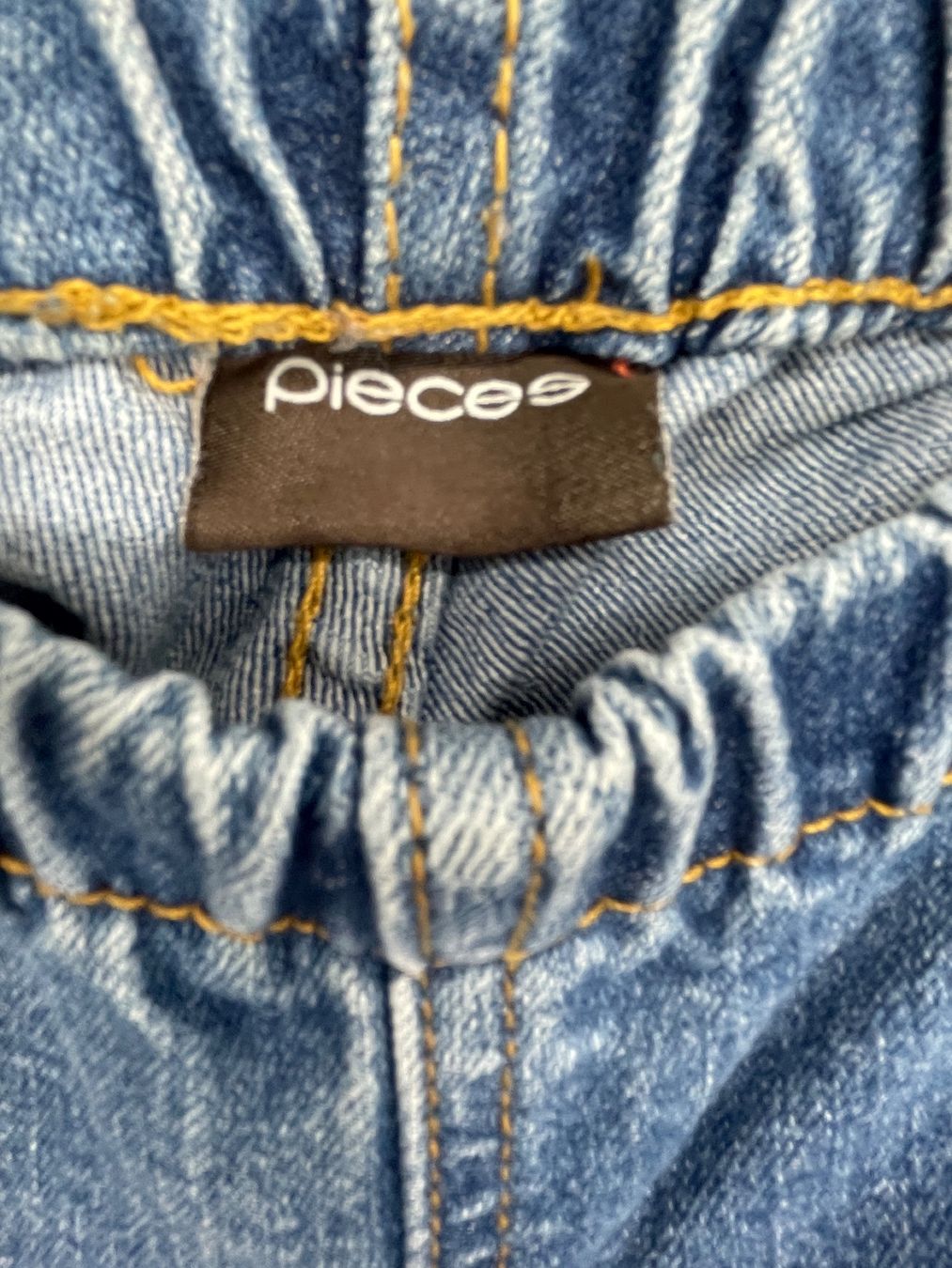 Pieces Jeans: PIECEE Jean à trou – Usato da Lausanne venduto da PlusValue_Lausanne 2