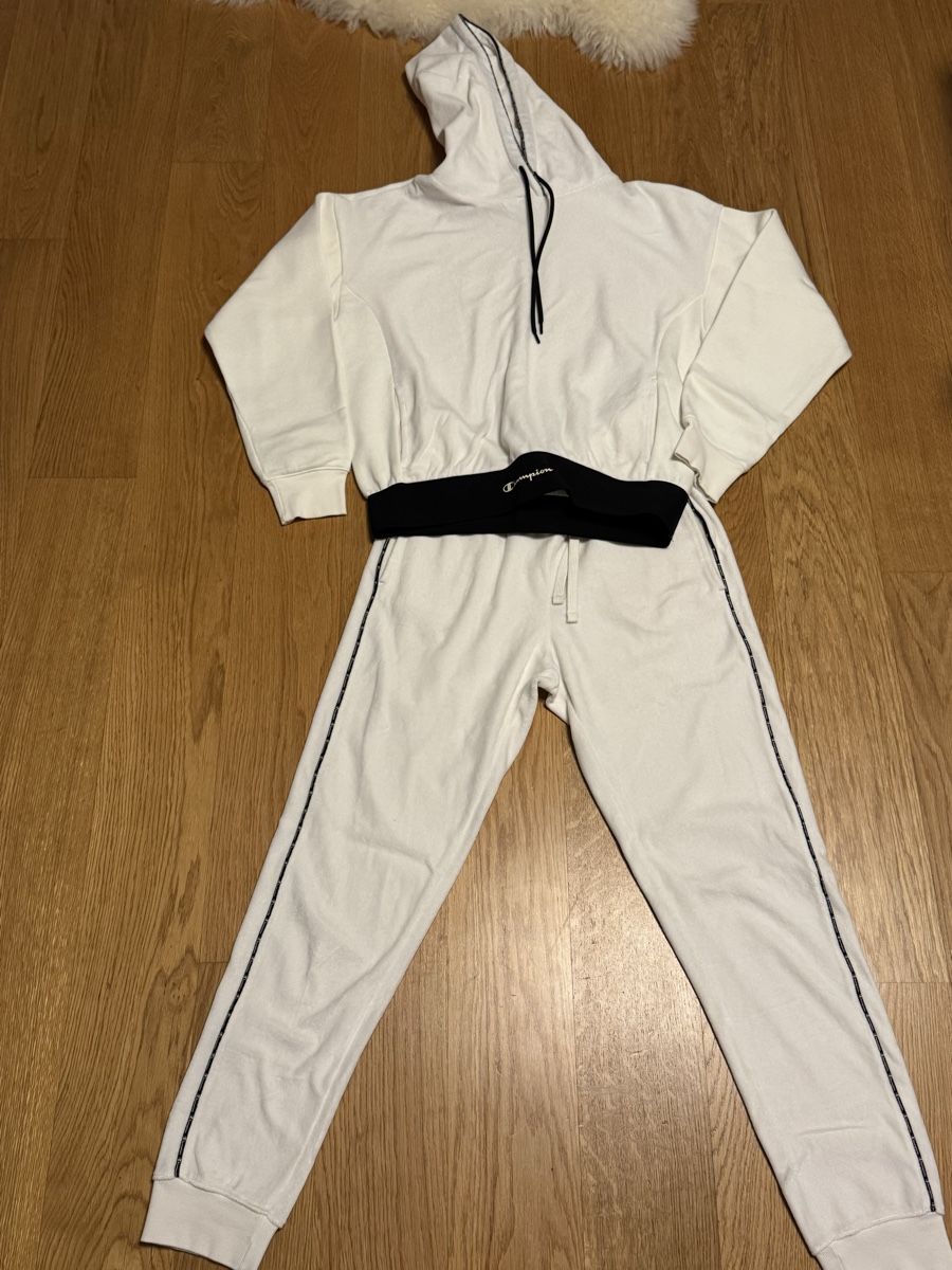Champion Lotti di vestiti: Suit champion S/M – Usato da Zürich venduto da reg_vvr6