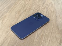iPhone 14 Pro 128 GB Dunkellila, Akku 81%, mit Gebrauchsspur