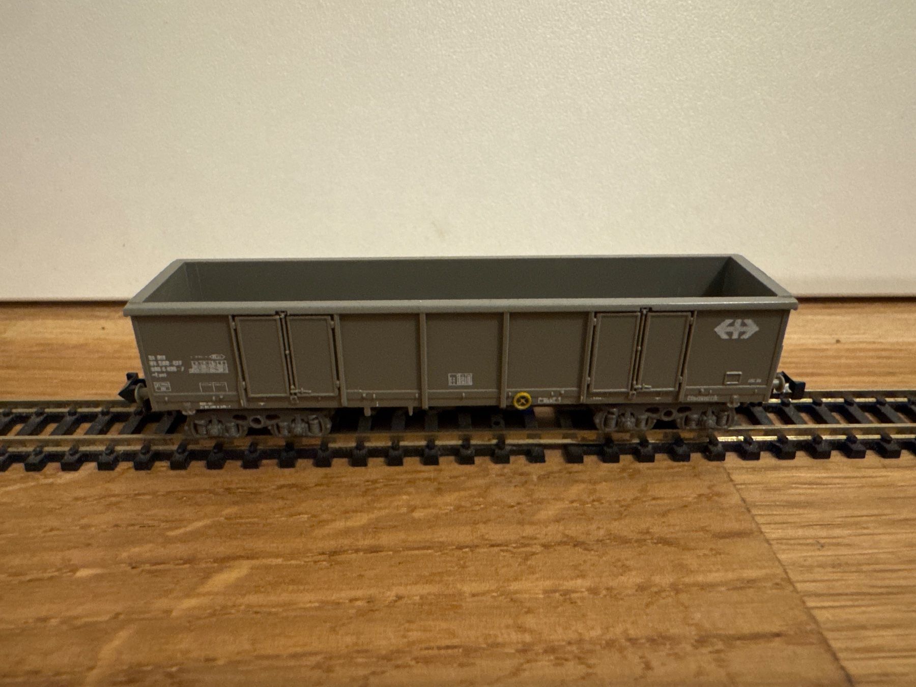Fleischmann Modellini di ferrovie: Fleischmann SBB Güterwagen Eaos – Nuovo e nell'imballaggio originale da Schlierbach venduto da Look8