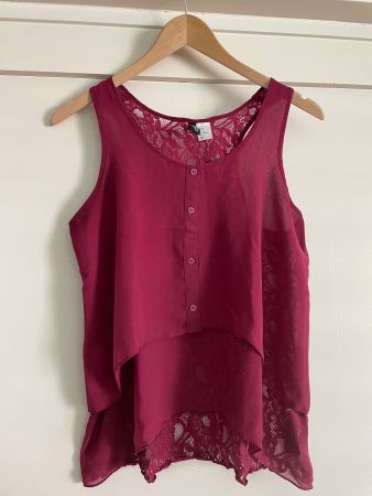 Bordeauxrotes Top Bluse mit Spitze Grösse 34-36