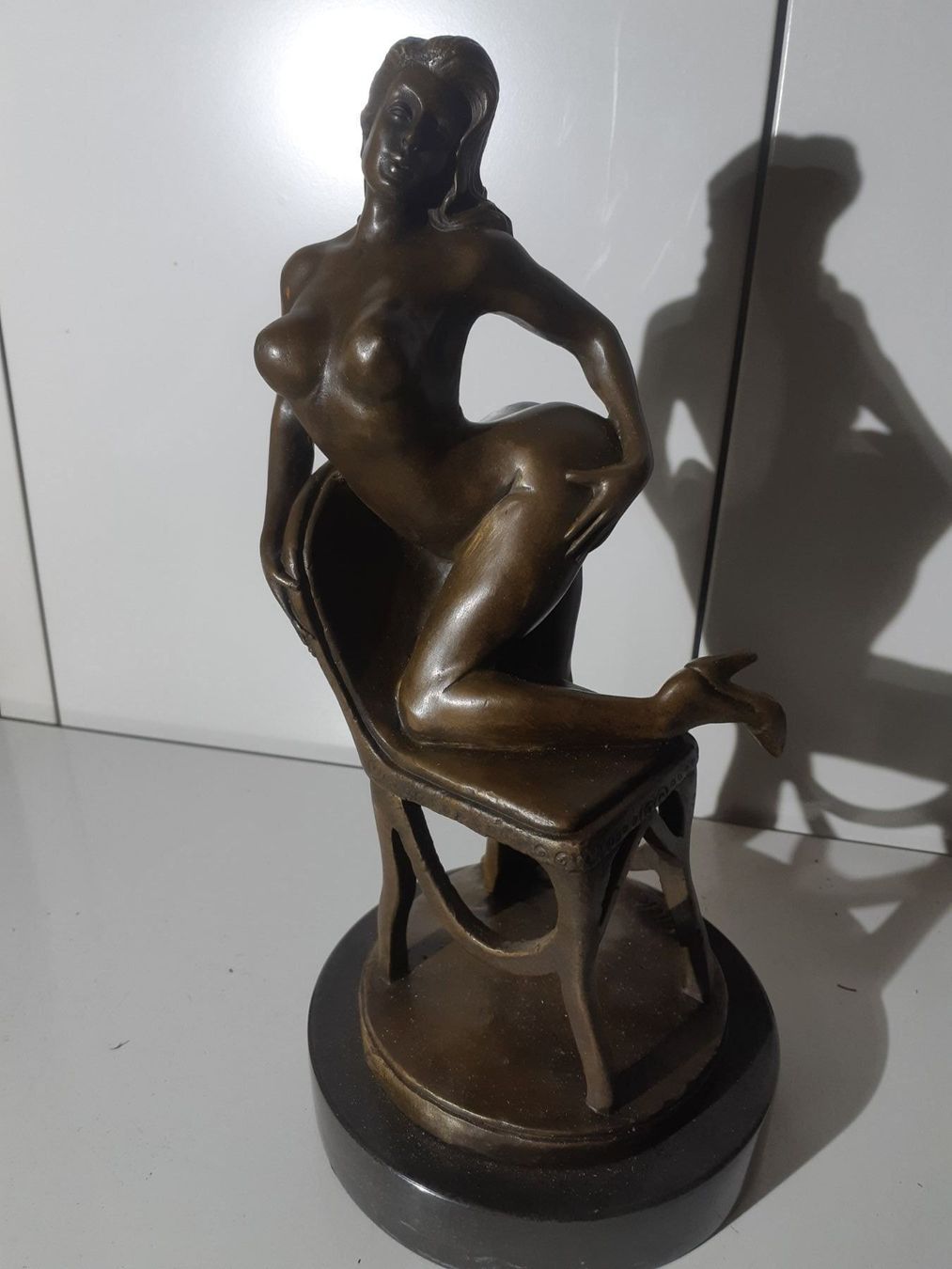 Sculture & Statue: Auf Stuhl knieender Bronze Akt – Usato da Grindelwald venduto da carro5