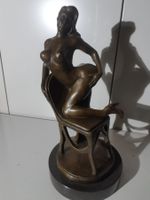 Auf Stuhl knieender Bronze Akt