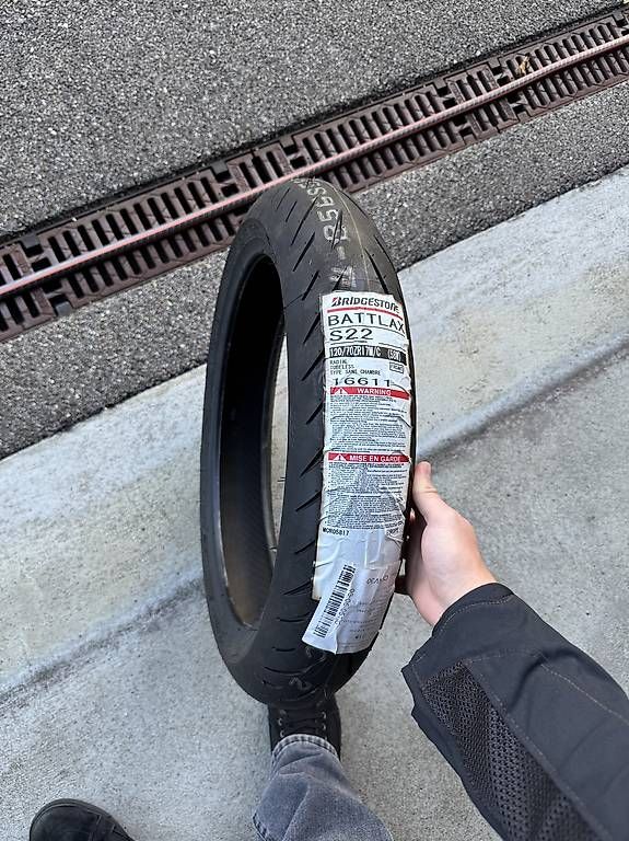Bridgestone Tutti i ricambio per moto: Pneu Bridgestone S22 – Nuovo e nell'imballaggio originale da Frauenfeld venduto da siin