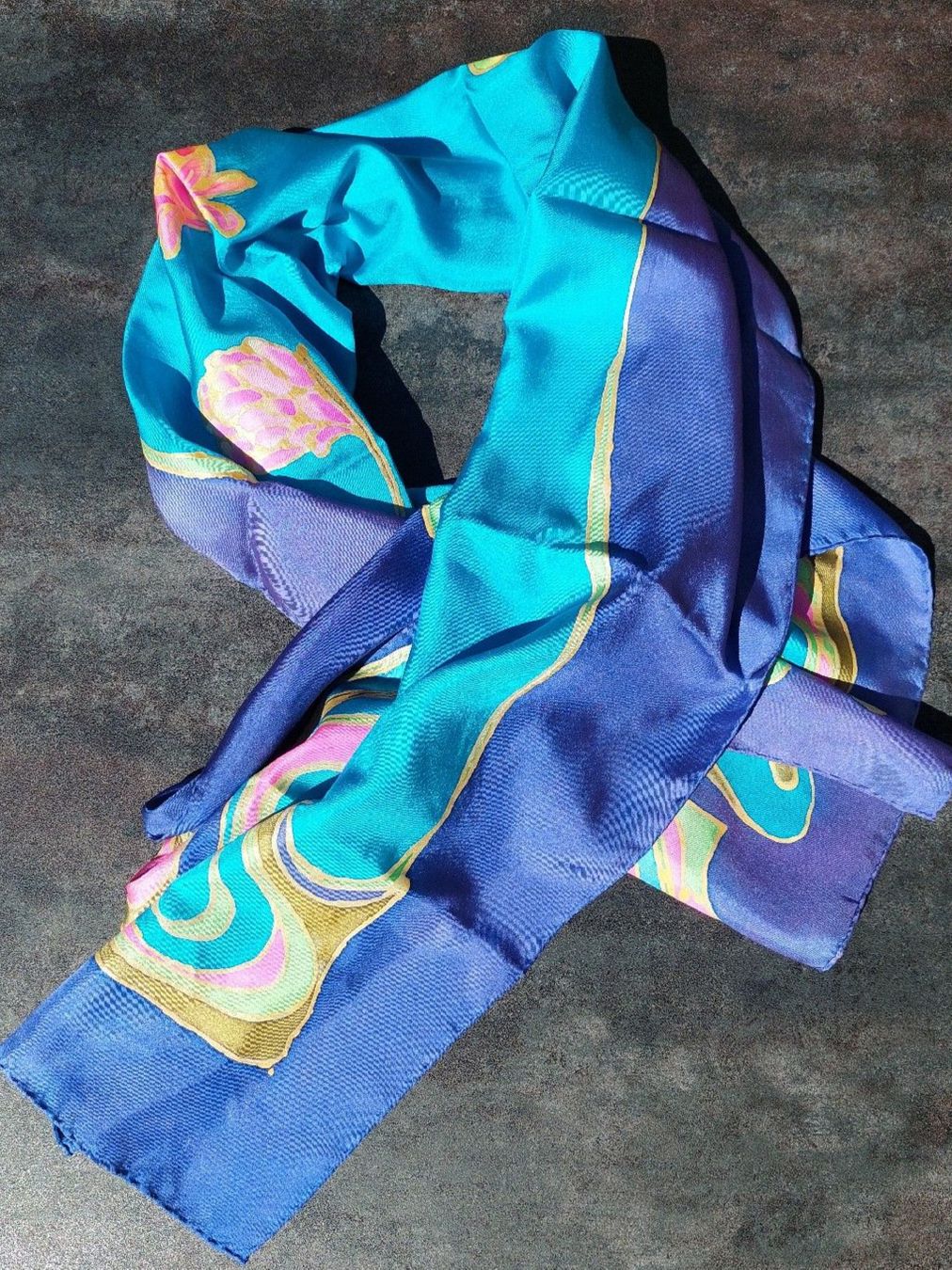 Foulards, Tücher & Schals: Toller Seidenschal mit Blumenmuster – Gebraucht aus Brunnen von Livianda