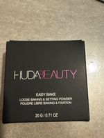 Huda Beauty Easy Bake loose baking & setting powder